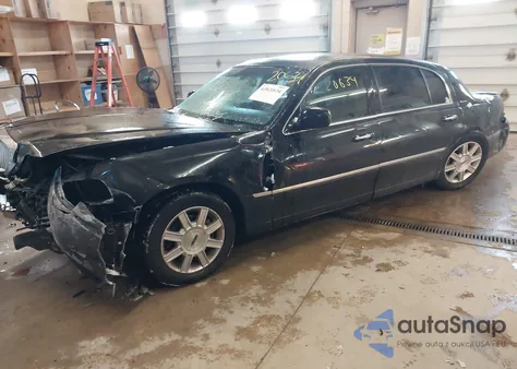 2011 Lincoln Town Car Executive L из США, поврежденный, VIN 2LNBL8EV9BX763072